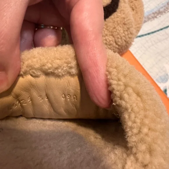 Gucci Tan Shearling Slides - Picture 3 of 5